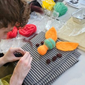 Hands of Sarajevo students weaving patterns during BHcrafts training.